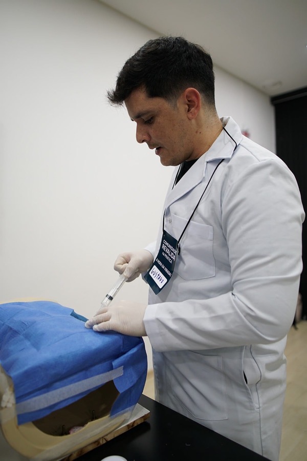 Mentor acompanhando procedimento prático de perto